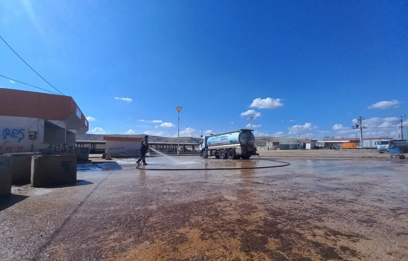 ŞANLIURFA HAYVAN PAZARI DEZENFEKTE EDİLDİ