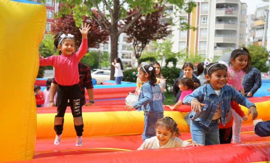 KARAKÖPRÜ'DE ÇOCUKLAR 23 NİSAN ŞENLİKLERİNDE DOYASIYA EĞLENDİ