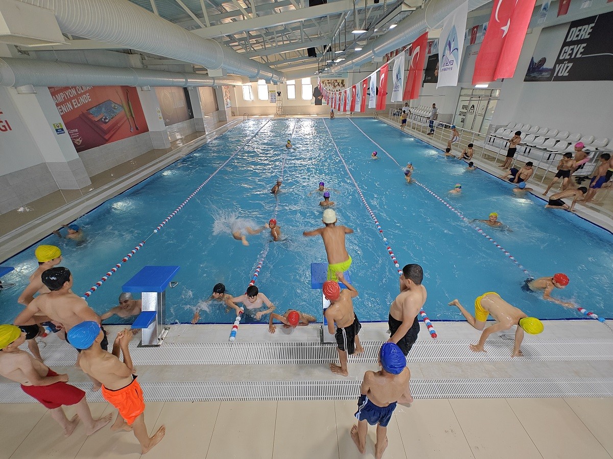 EYYÜBİYE’DE USTA YÜZÜCÜLER YETİŞİYOR