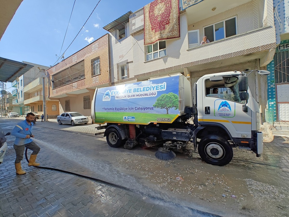 TEMİZLİK İÇİN ZAMANLA YARIŞIYORLAR