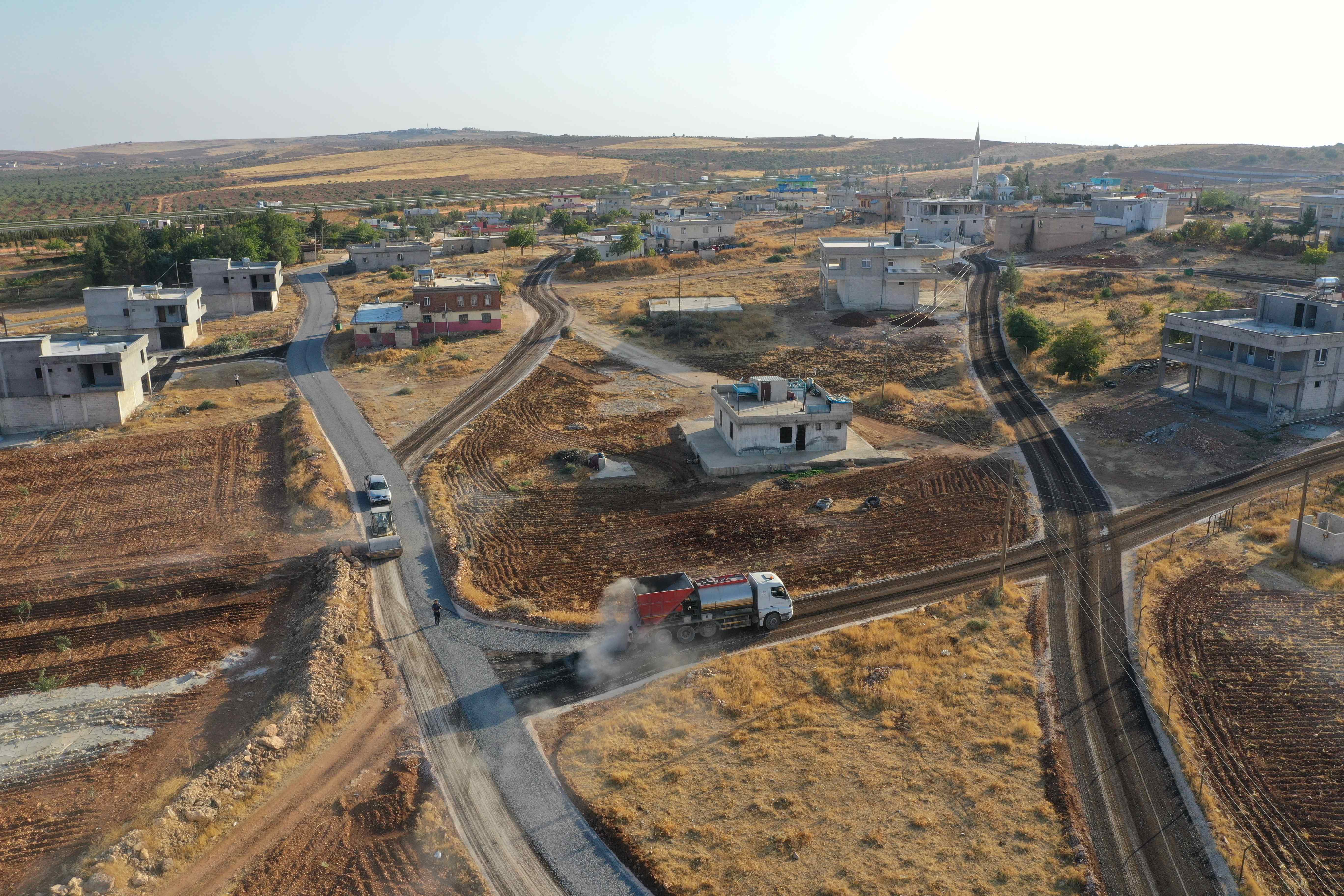 KARAKÖPRÜ KIRSALINDA YOL YENİLEME SEFERBERLİĞİ SÜRÜYOR