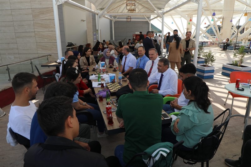 VALİ ŞILDAK ÜNİVERSİTE ÖĞRENCİLERİYLE BULUŞTU