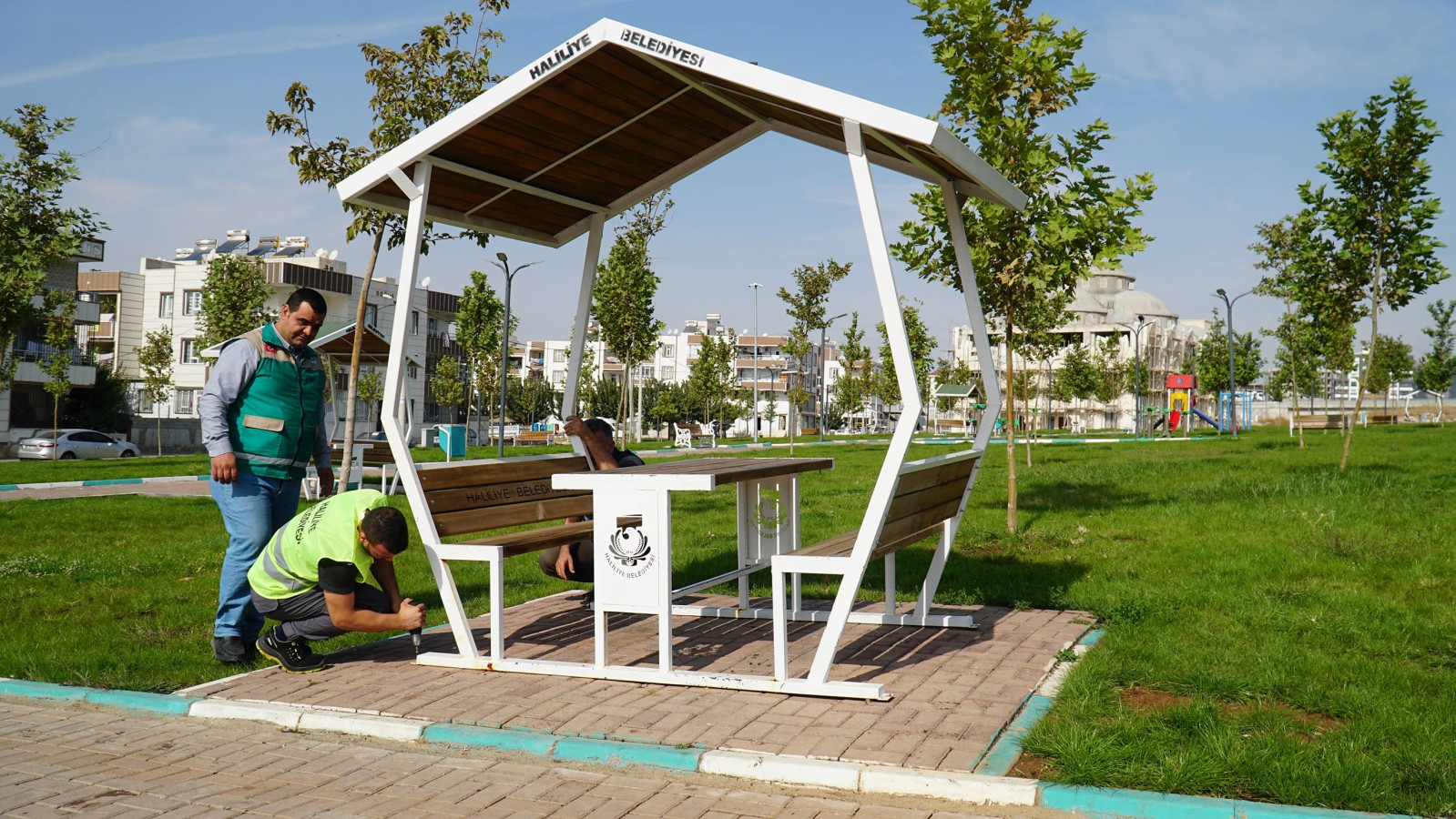 HALİLİYE BELEDİYESİ İLE ÜRETİLEN BANKLAR HİZMETE SUNULUYOR