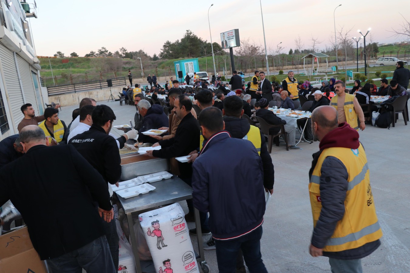 HALİLİYE’DE RAMAZAN BEREKETİ İFTAR SOFRASI İLE YAŞATILIYOR