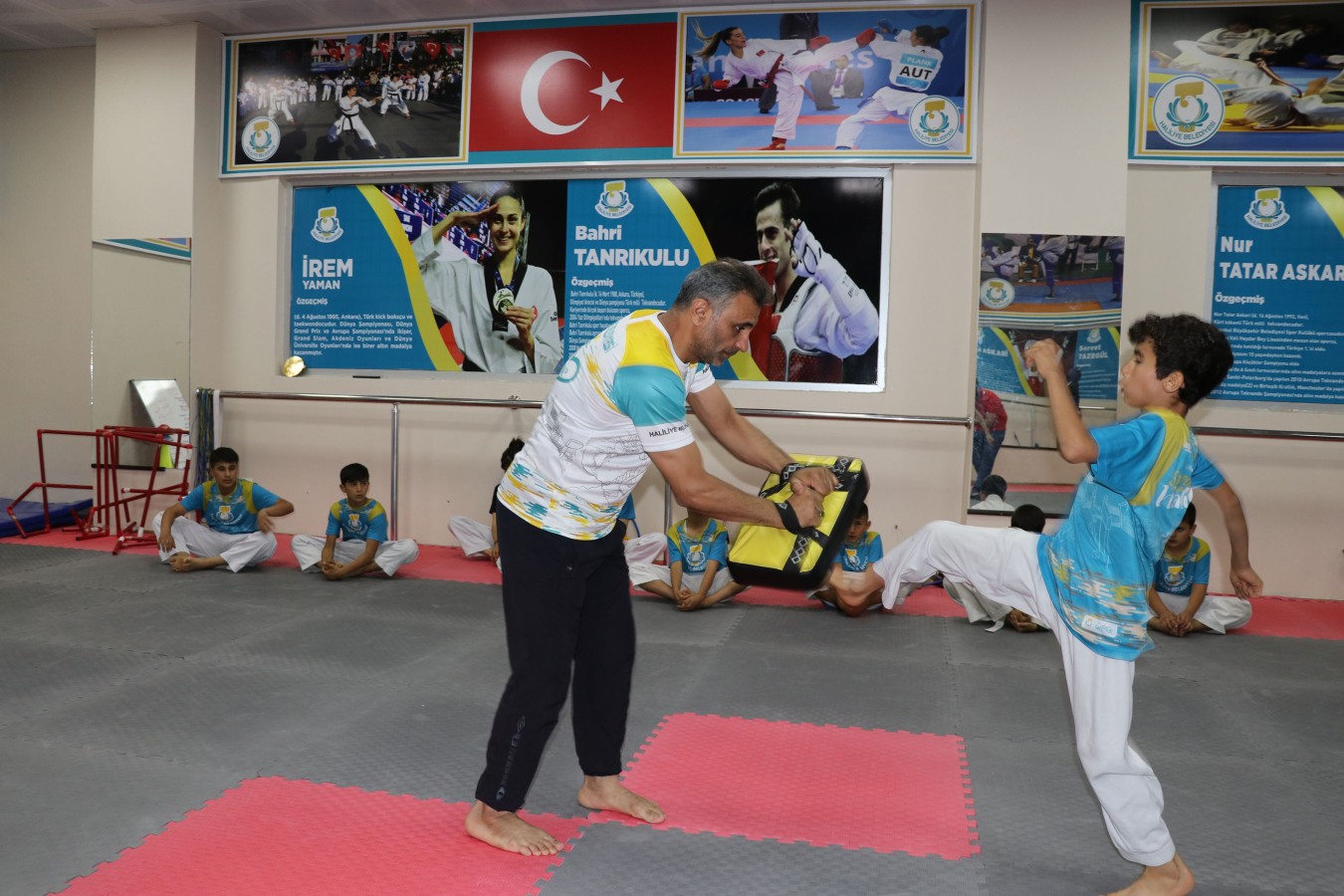 HALİLİYE BELEDİYESİ, GENÇLERİ SPORA YÖNLENDİRİYOR