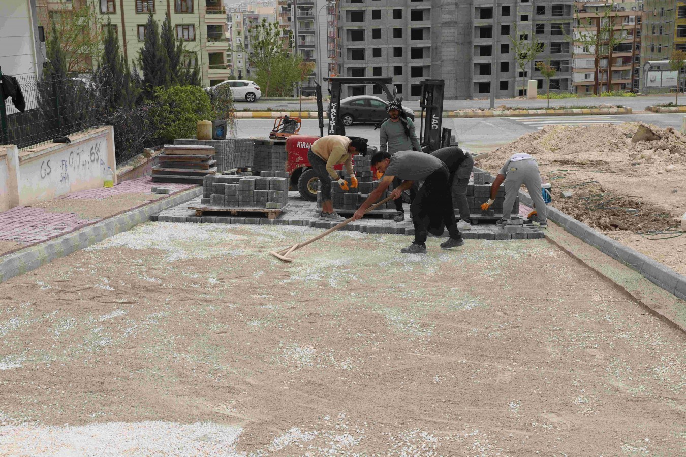 KARAKÖPRÜ’DE ÜSTYAPI ÇALIŞMALARI SÜRÜYOR