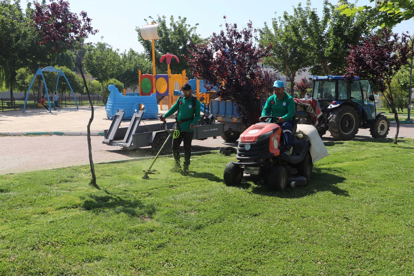 HALİLİYE BELEDİYESİ PARKLARI YAZ MEVSİMİNE HAZIRLIYOR