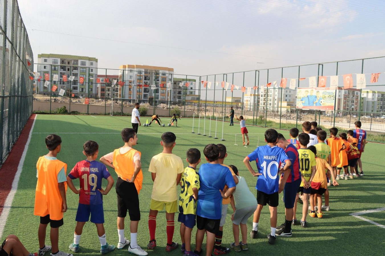 KARAKÖPRÜ’DE GELECEĞİN FUTBOLCULARI YETİŞİYOR