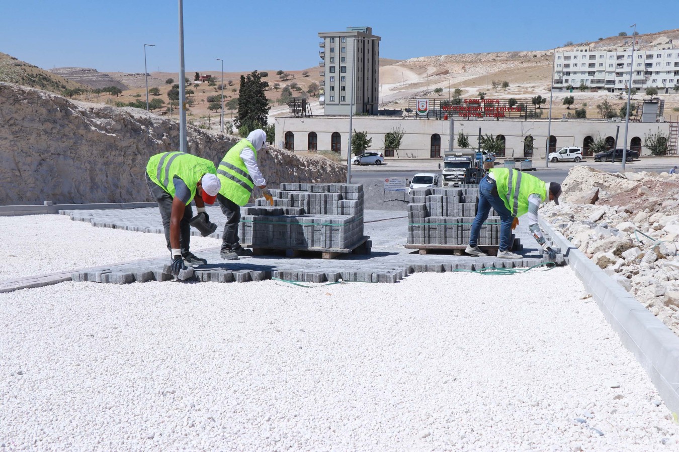 HALİLİYE'DE PARKE TAŞI ÇALIŞMALARIYLA YOLLAR YENİLENİYOR