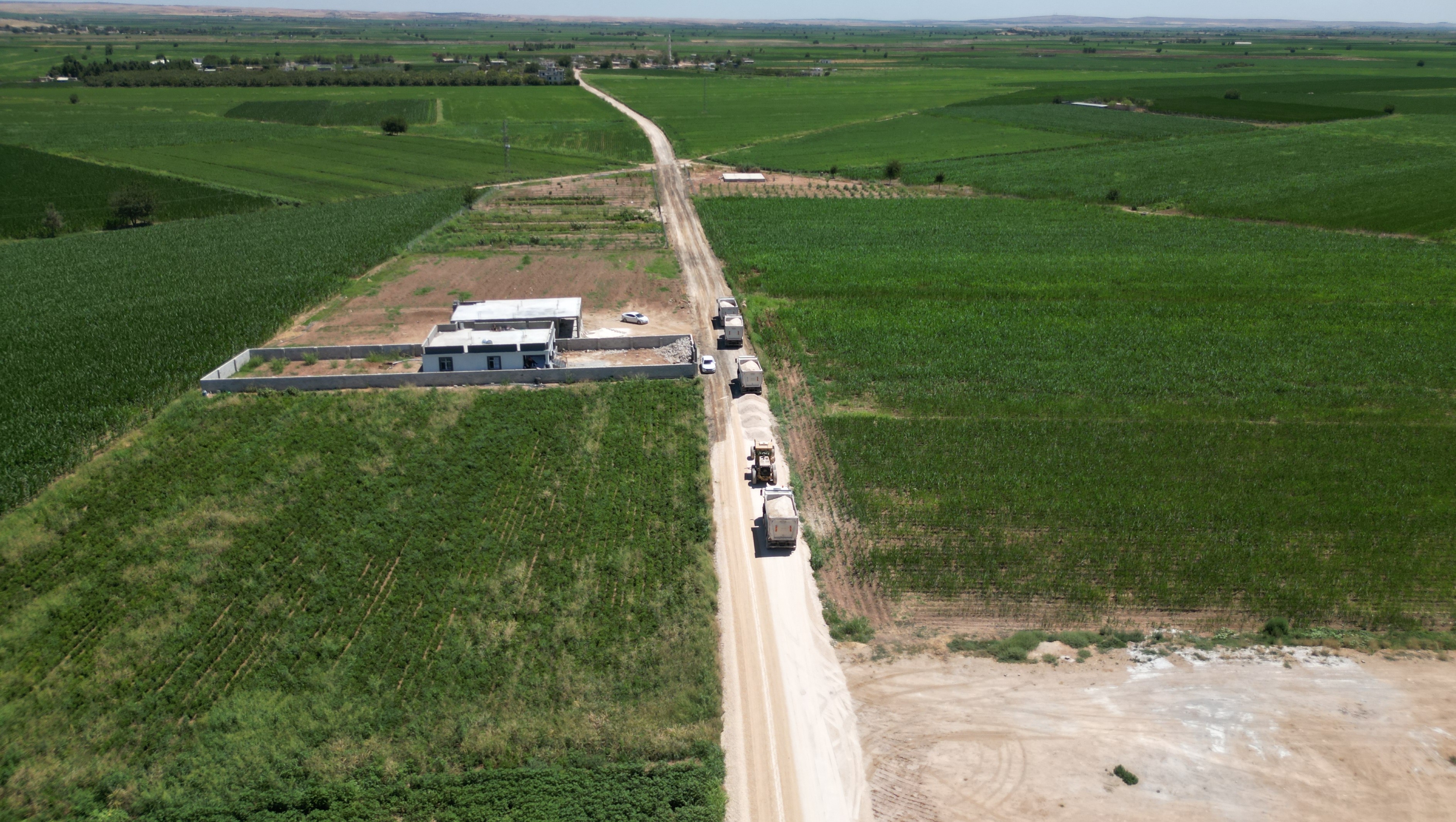 SURUÇ’TA YOL YATIRIMLARI HIZ KESMEDEN SÜRÜYOR