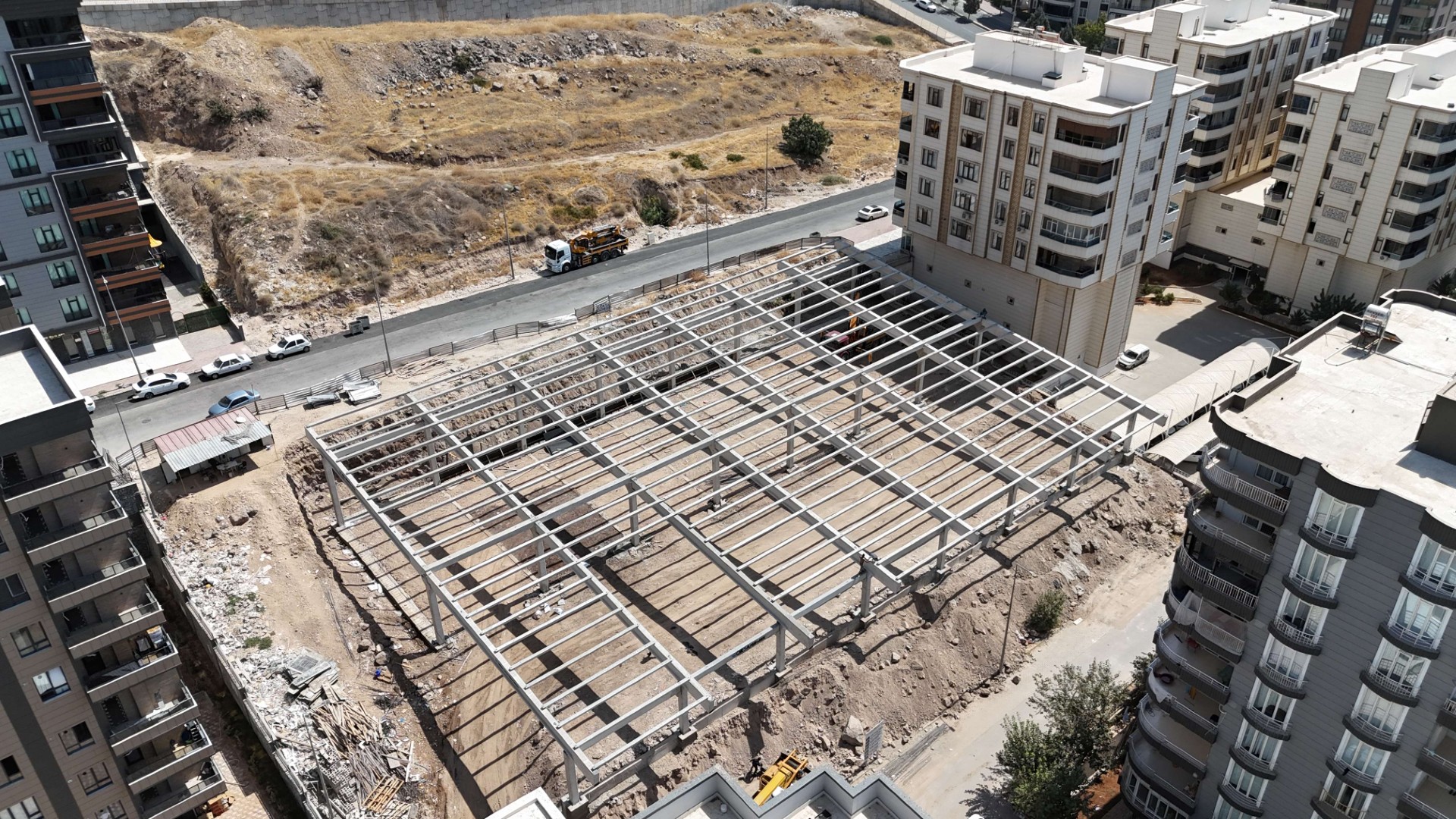 AKBAYIR’DA MODERN SEMT PAZARI YÜKSELİYOR