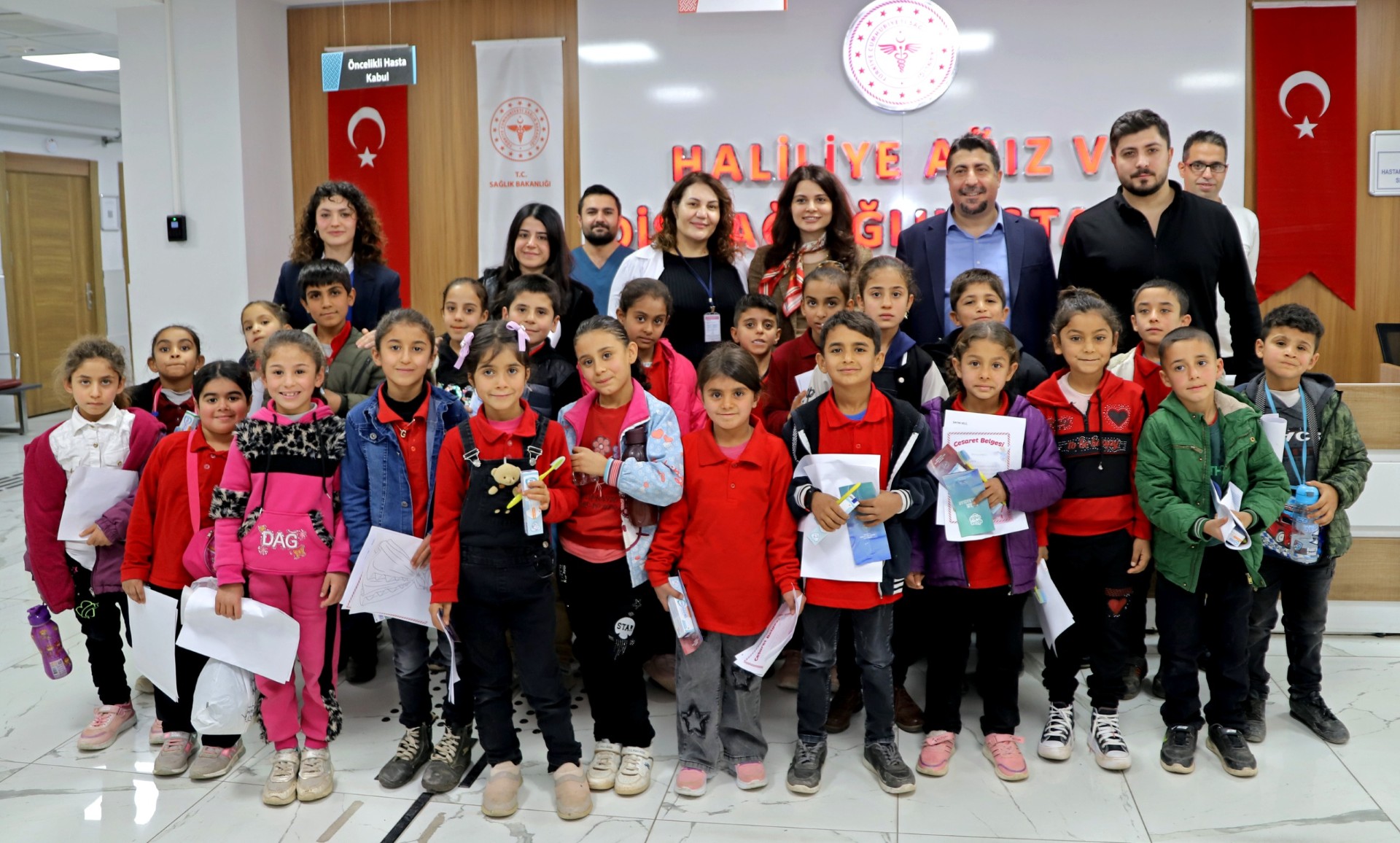 Çocuklar Hem Muayene Oldu Hem Gülümsetti