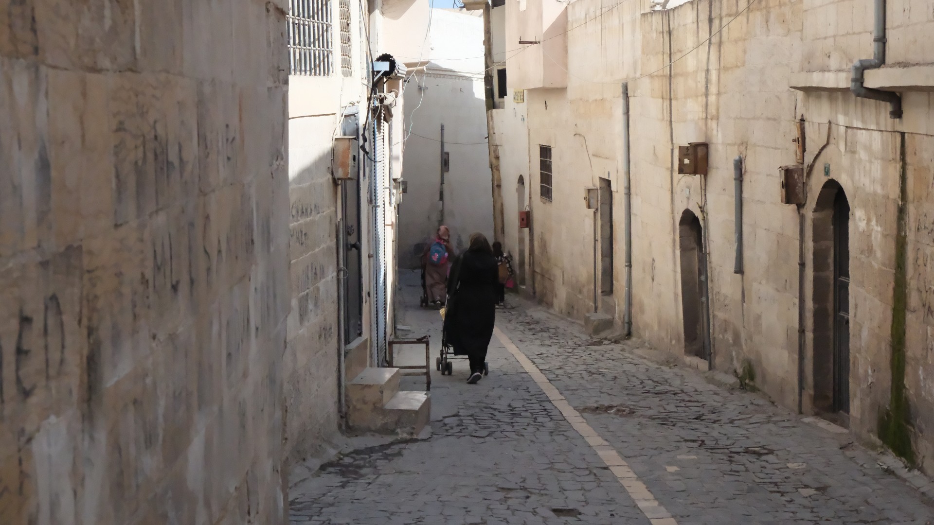 ŞANLIURFA’DA TARİHİ SOKAKLAR BÜYÜKŞEHİR İLE AYDINLATILACAK