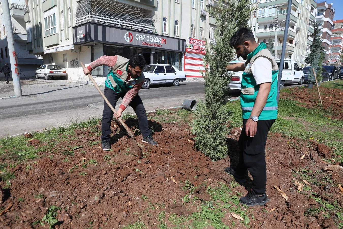 HALİLİYE’DE YAZ ÖNCESİ PARKLARDA HUMMALI ÇALIŞMA
