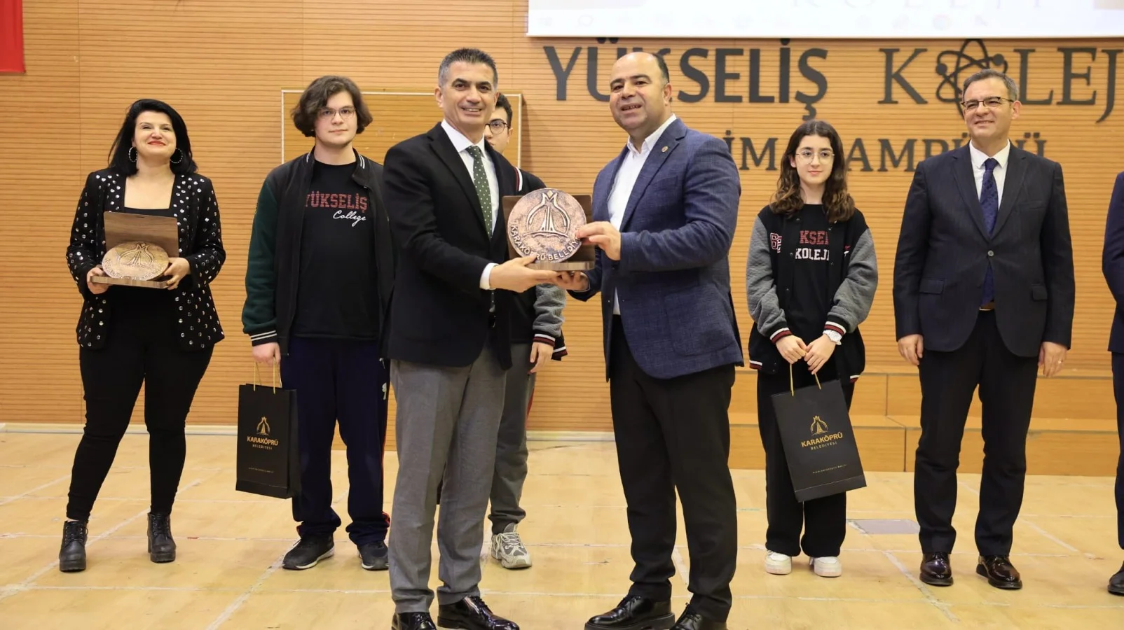 BAŞKAN NİHAT ÇİFTÇİ, GENÇLERLE TECRÜBELERİNİ PAYLAŞTI