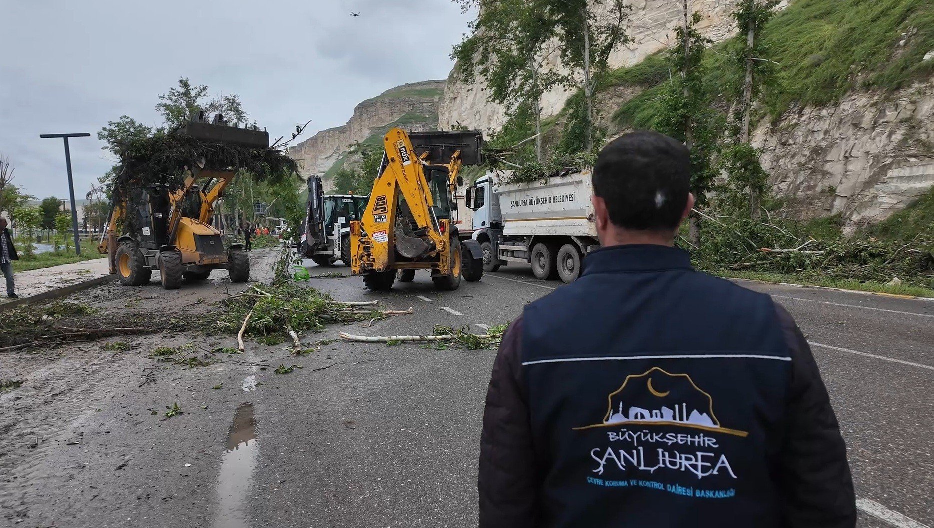 BÜYÜKŞEHİR, BİRECİK’TE AFETİN 3. GÜNÜNDE DE SAHADA