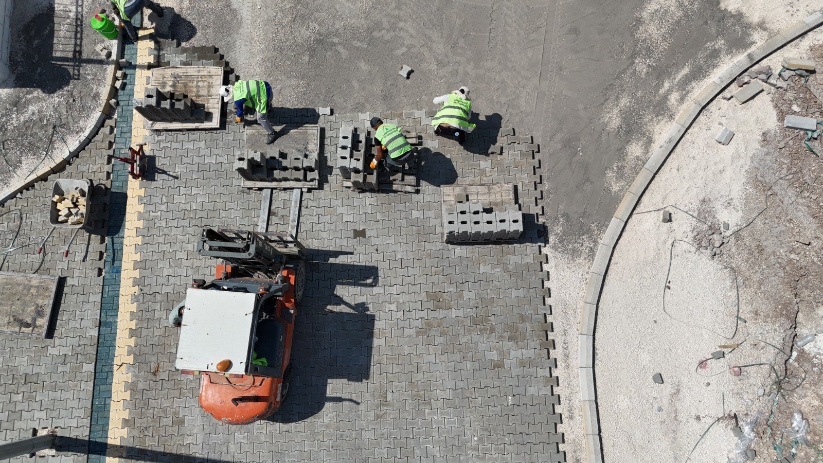MEHMETÇİK MAHALLESİ’NDE YENİ YOLLAR HİZMETE AÇILIYOR