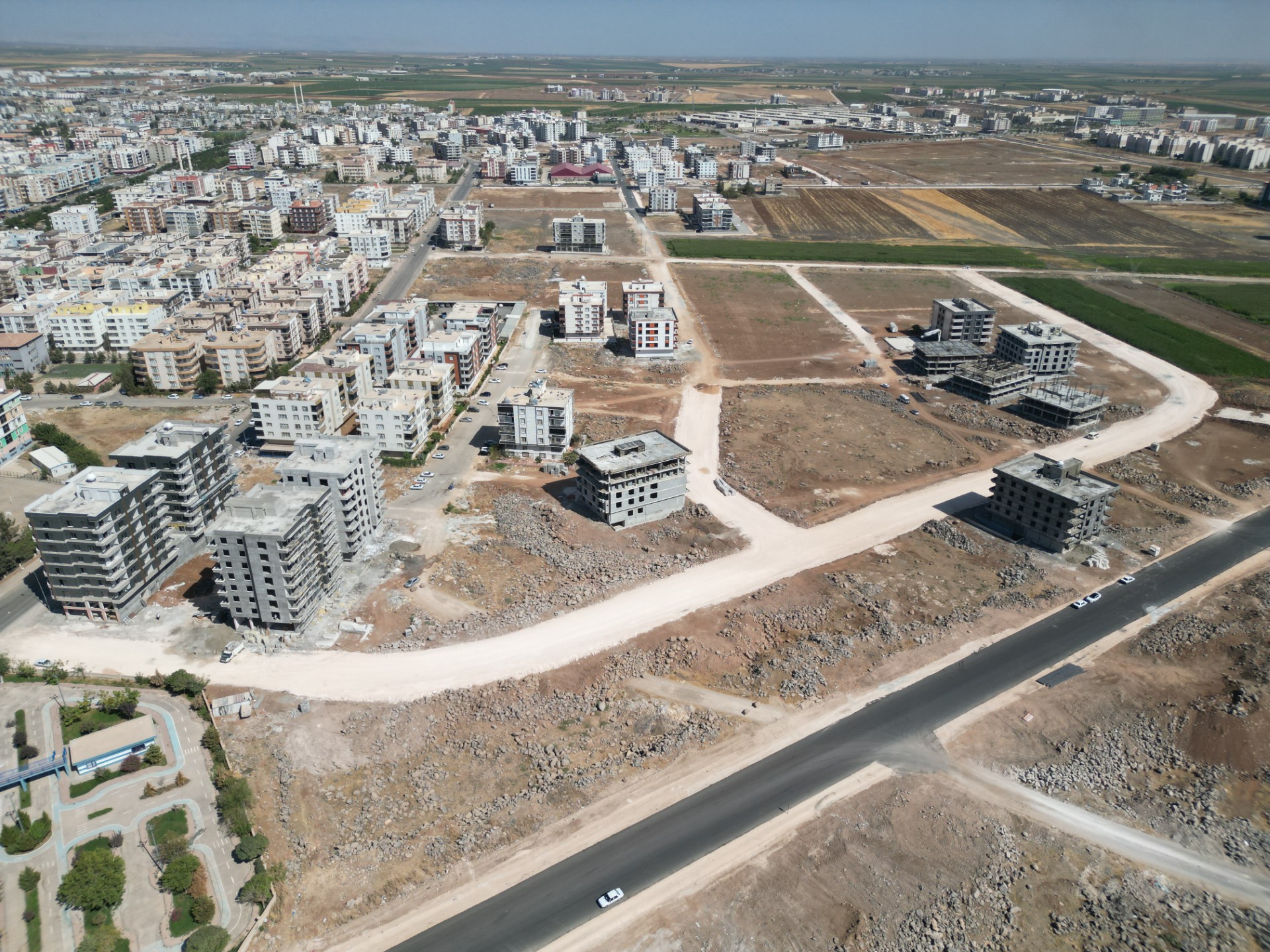 BÜYÜKŞEHİR, VİRANŞEHİR’E YENİ CADDE VE YOLLAR KAZANDIRIYOR