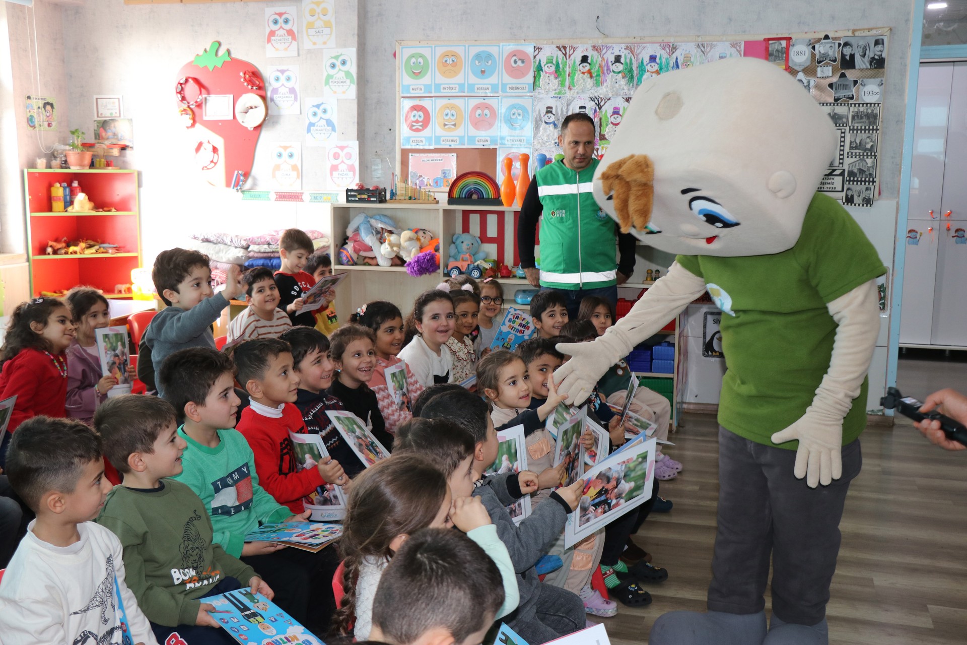 HALİLİYE BELEDİYESİ, OKULLARDA SIFIR ATIK SEFERBERLİĞİNİ SÜRDÜRÜYOR