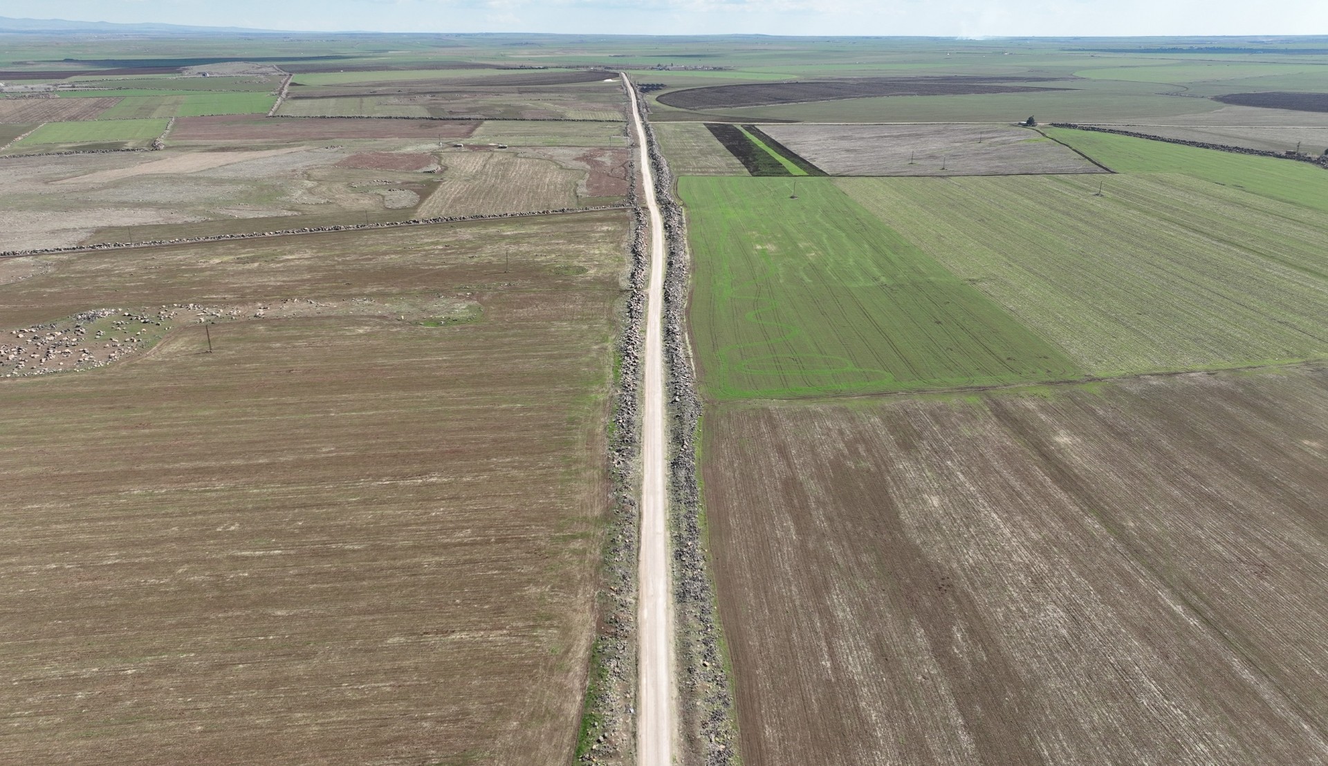 BÜYÜKŞEHİR BELEDİYESİ, SİVEREK KIRSALINDA YOL KONFORUNU ARTIRIYOR